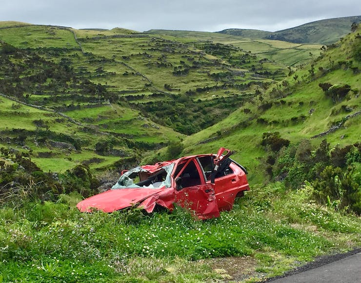 accident auto în pădure