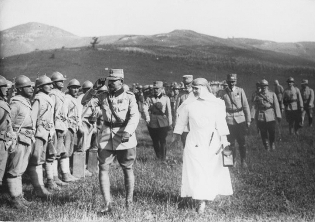 regina maria si ferdinand vizitând soldații români