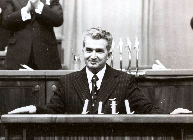 ceaușescu ținând discurs