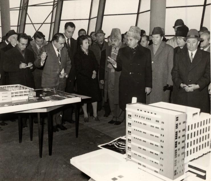 ceaușescu la o expoziție de construcții