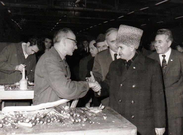 ceaușescu la o fabrică de mobilă