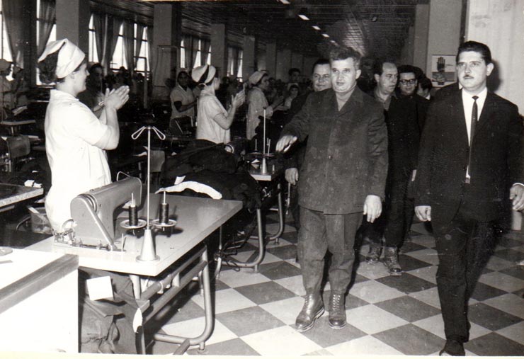 ceaușescu în vizită la o fabrică