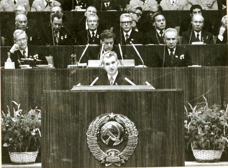 ceaușescu ținând un discurs în moscova