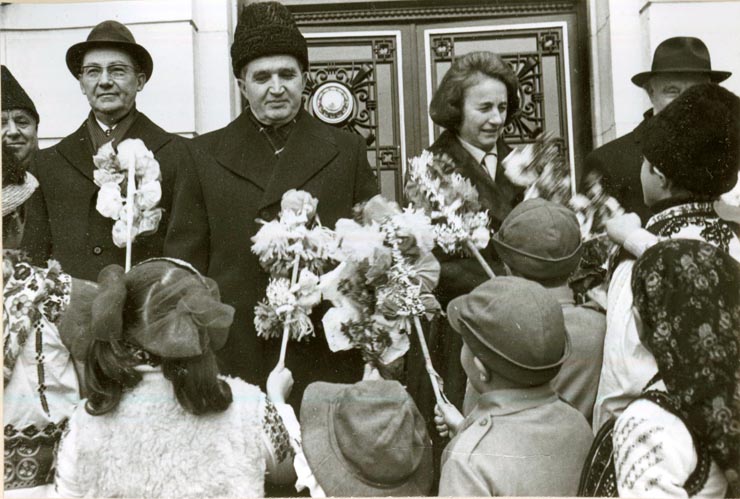 ceaușescu și elevi de anul nou