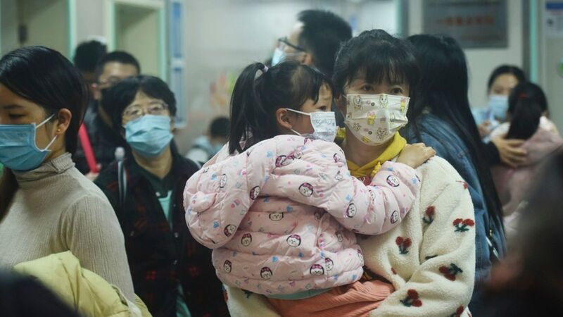 mamă cu copil în china în pandemie