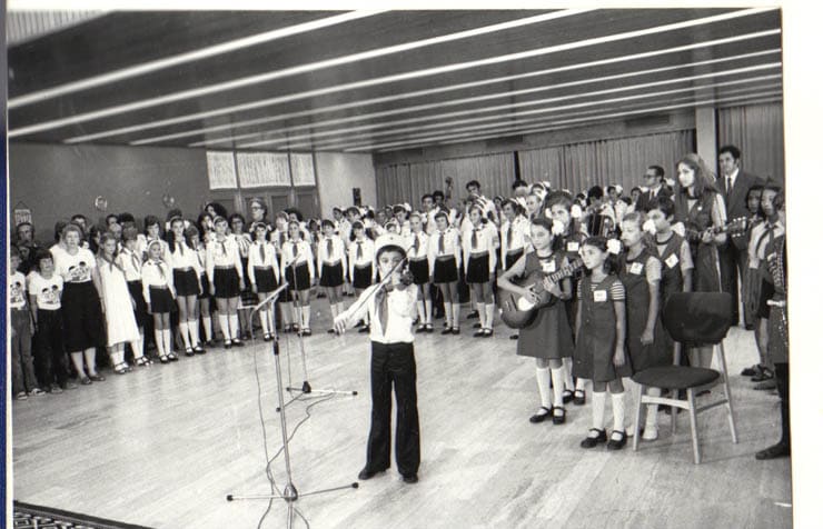 copii la un festival în perioada comunistă