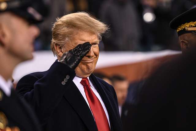 donald trump salutând