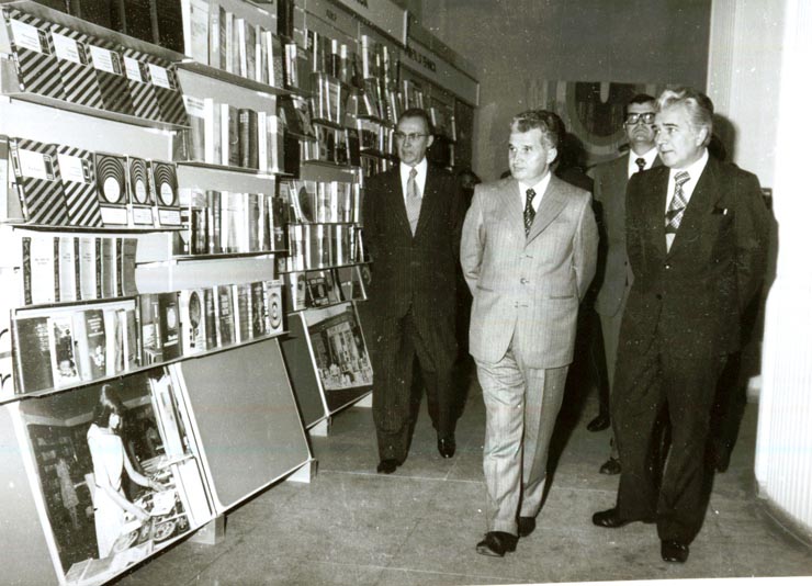 inaugurare a unei expoziții de carte în comunism