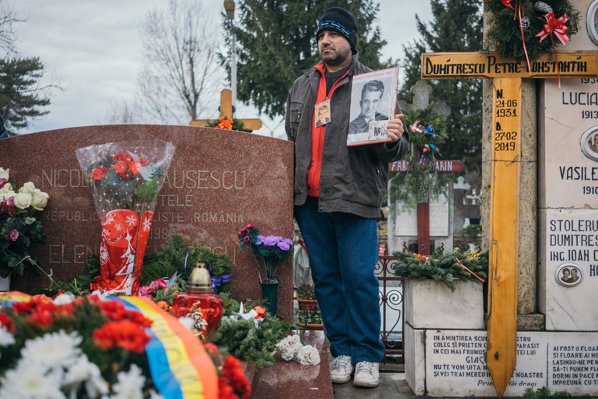 fani la mormântul lui ceaușescu