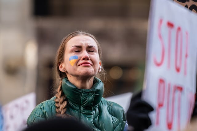femeie plângând în timpul unui protest împotriva invaziei ucrainei de rusia
