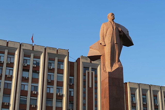 statuie cu lenin