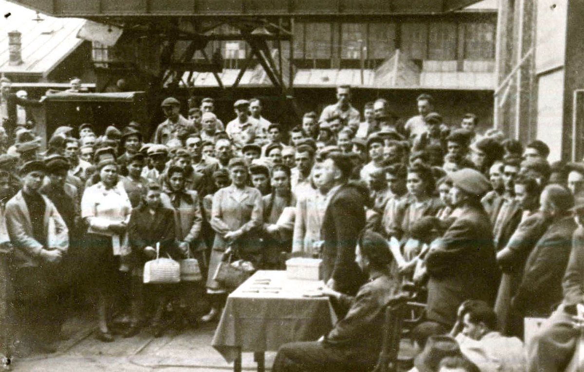 lucrători în fabrici comuniste