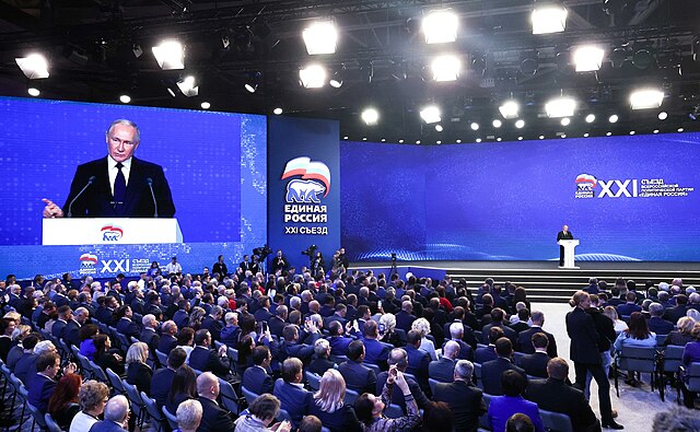 vladimir putin ținând discurs la un congres