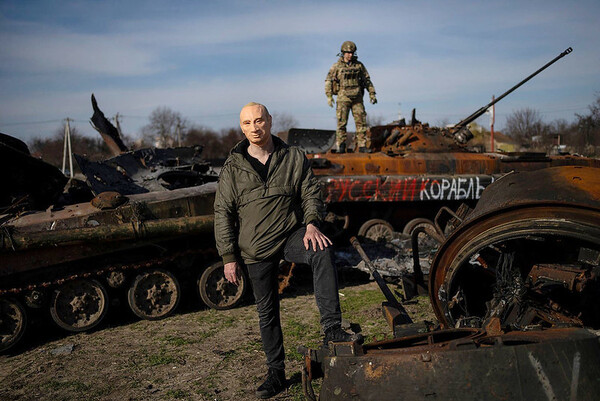 soldat purtând o mască cu vladimir putin
