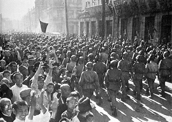 soldați sovietici intrând în orașul eliberat harbin în 1945