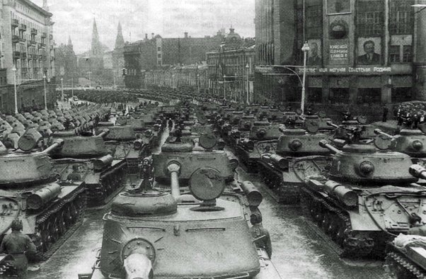tancuri sovietice în timpul unei parade