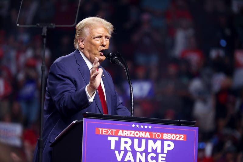 donald trump ținând discurs