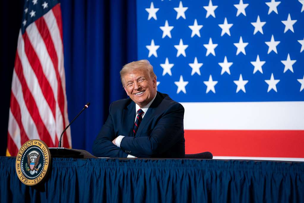 donald trump ținând un discurs