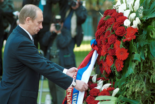 vladimir putin depunând flori